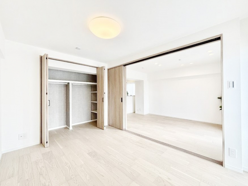 �Q���@���r���O�ɗאڂ����m���B�����˂��J������ƃ��r���O�ƌq����e���̋�Ԃɕϐg�I�@