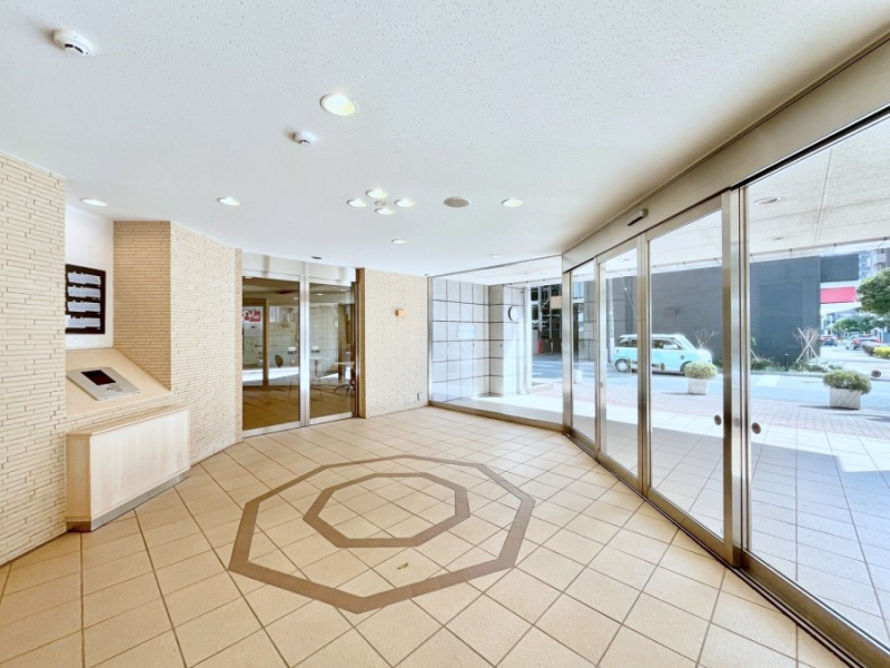 �G���g�����X�@�O�� �Y��ȃG���g�����X�́A���Z�҂�D�����}������Ă���܂�  