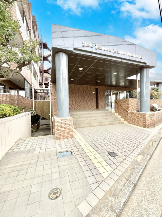 �G���g�����X�@�O�� �Y��ȃG���g�����X�́A���Z�҂�D�����}������Ă���܂�  