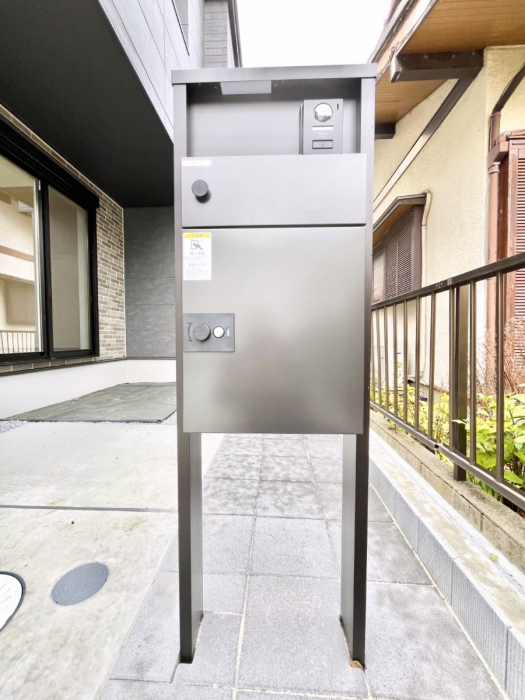 ���̑��@�\�D�E�C���^�[�z���E�|�X�g���ЂƂɏW��B�G���g�����X�ɂȂ��ރV���v���f�U�C���B