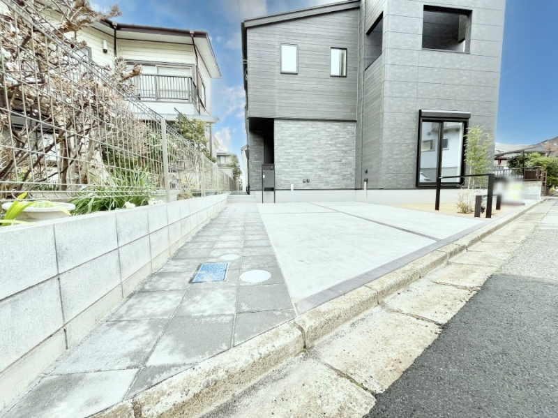 �@����2��\�I�}�Ȃ��q�l�̒��ԂɁB�܂��A���Ƒ��̎��]�ԃX�y�[�X�Ƃ��Ă��劈��B