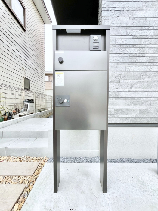 ���̑��@�\�D�E�C���^�[�z���E�|�X�g���ЂƂɏW��B�G���g�����X�ɂȂ��ރV���v���f�U�C���B