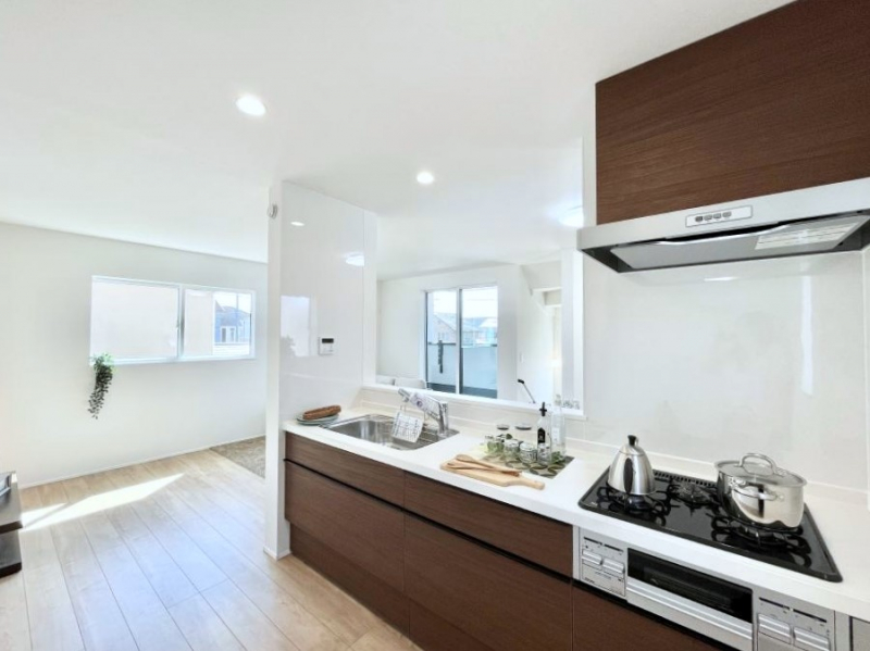 �L�b�`���@���r���O�ŗV�Ԃ��q�l�������Ȃ��炨�������ł���ΖʃL�b�`���B  