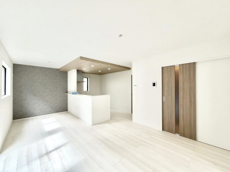 ���̑����ρ@�Ƒ��̏Ί炪���R�Ɛ��܂�Ă���A����ȕ��͋C�̃_�C�j���O�Ɏd�オ���Ă��܂��B