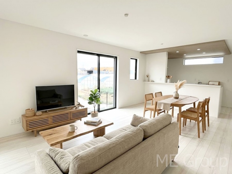 ���r���O�@�Ƒ��̘a�₩�ȉ�b���������Ă������B�J�����̂��郊�r���O�ł��B���Ƌ��CG�ł�  