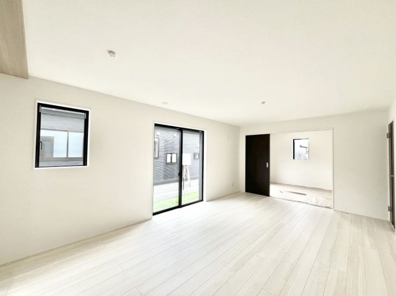 ���r���O�@���邢�z���������A�����̕��͋C�ɖ�������郊�r���O�E�_�C�j���O�B 