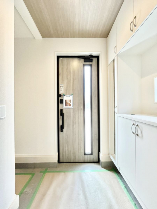 ���ց@�K���X�X���b�g�̓��������փh�A�������Ɍ���͂��Ă���܂��@