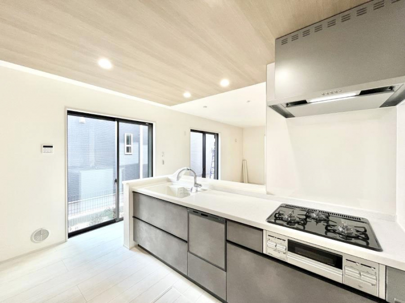 �L�b�`���@���������Ȃ���ł����Ƒ��Ƃ̉�b���y���߂�ΖʃL�b�`��