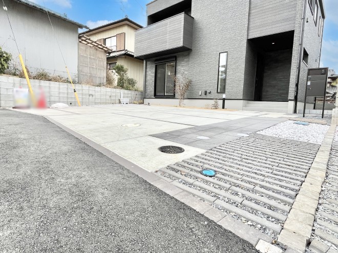 �@����2��\�I�}�Ȃ��q�l�̒��ԂɁB�܂��A���Ƒ��̎��]�ԃX�y�[�X�Ƃ��Ă��劈��B