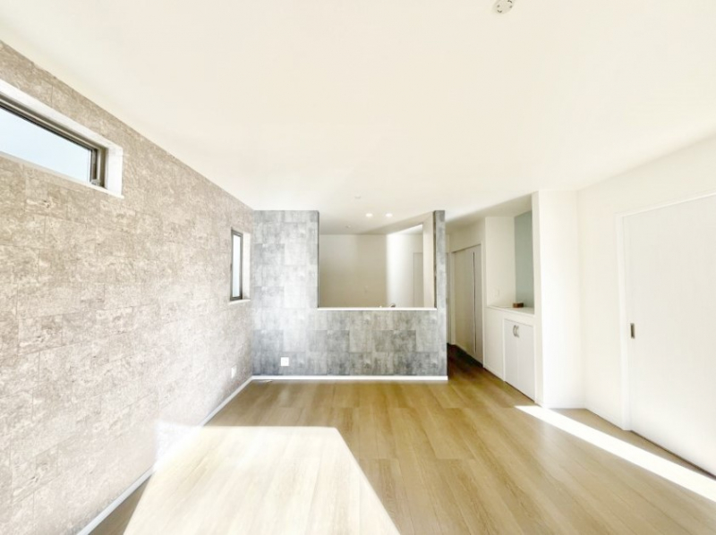 ���r���O�@���邢�z���������A�����̕��͋C�ɖ�������郊�r���O�E�_�C�j���O�B 