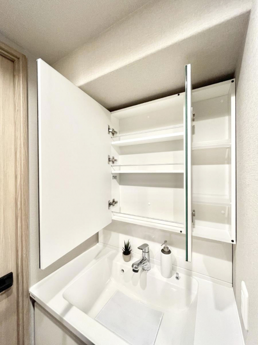 ���̑����ρ@�O�ʋ��̗��ɁA���ϕi��q���p�i�Ȃǂ����[�\�B���ʑ����������ƕۂ��܂��I