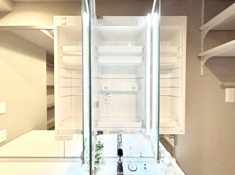 ���̑����ρ@�O�ʋ��̗��ɁA���ϕi��q���p�i�Ȃǂ����[�\�B���ʑ����������ƕۂ��܂��I