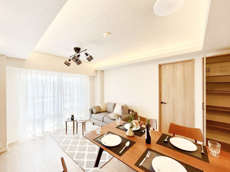 ���r���O�@���邢�z���������A�����̕��͋C�ɖ�������郊�r���O�_�C�j���O