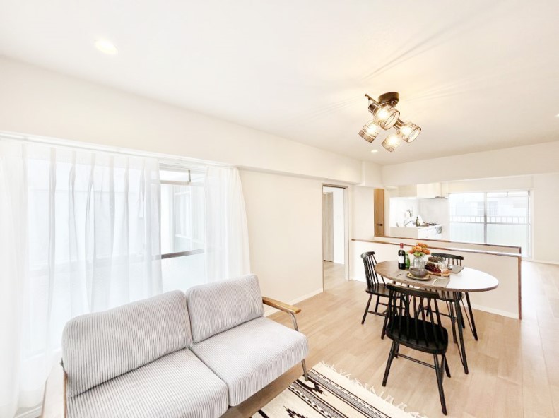 ���r���O�@���邢�z���������A�����̕��͋C�ɖ�������郊�r���O�_�C�j���O