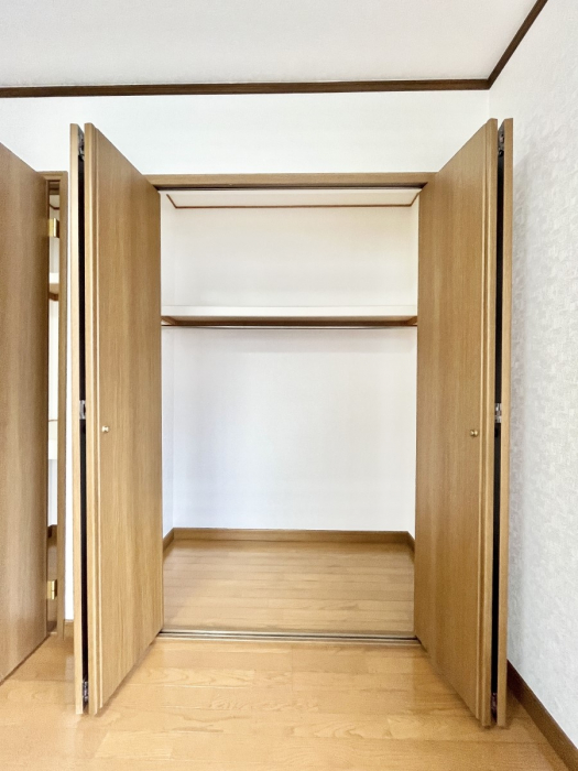 ���[�@��������ߗނ�ו��Ȃǂ̎��[�ɕ֗��ȃN���[�[�b�g�t���ł��B