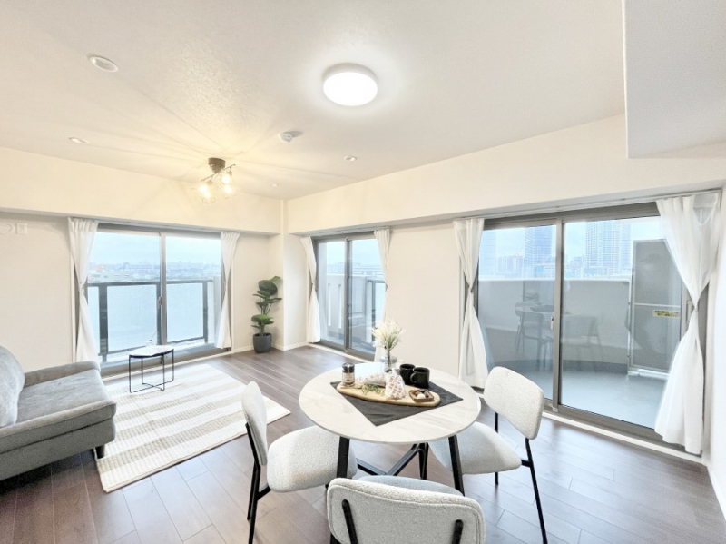 ���r���O�@���R������荞�܂�A�Ƒ��c���̏ꏊ�𖾂邭���o