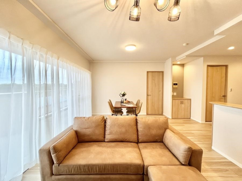 ���r���O�@���邢�z���������A�����̕��͋C�ɖ�������郊�r���O�_�C�j���O 