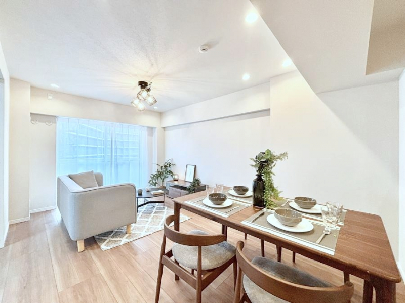 ���r���O�@���R������荞�܂�A�Ƒ��c���̏ꏊ�𖾂邭���o