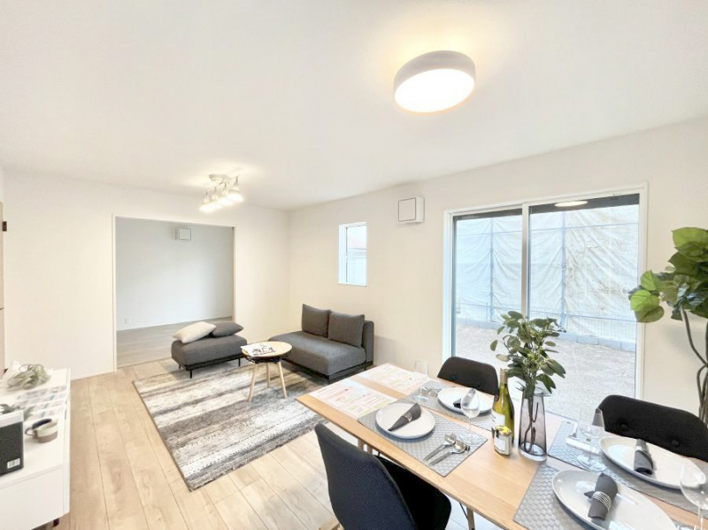 ���r���O�@���R������荞�܂�A�Ƒ��c���̏ꏊ�𖾂邭���o