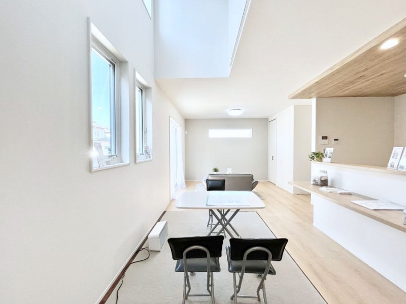 ���r���O�@���r���O�㕔�ɂ͐��������̗p�B���邢�z���ɕ�܂���ԂŉƑ��c���I