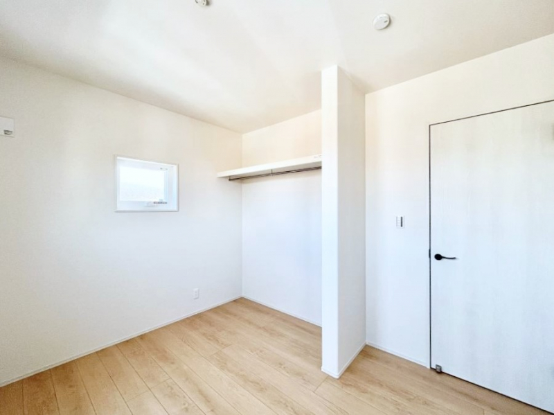 �Q���@�I�[�v���^�C�v�̃N���[�[�b�g�t���I���[���[�����Ă���̂ŁA���Z�X�y�[�X���L���g���܂��B 