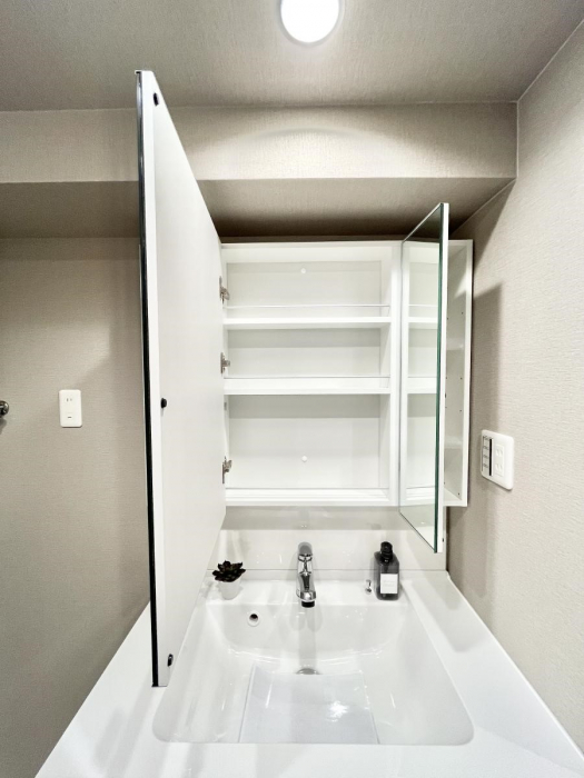 ���̑����ρ@�O�ʋ��̗��ɁA���ϕi��q���p�i�Ȃǂ����[�\�B���ʑ����������ƕۂ��܂��I