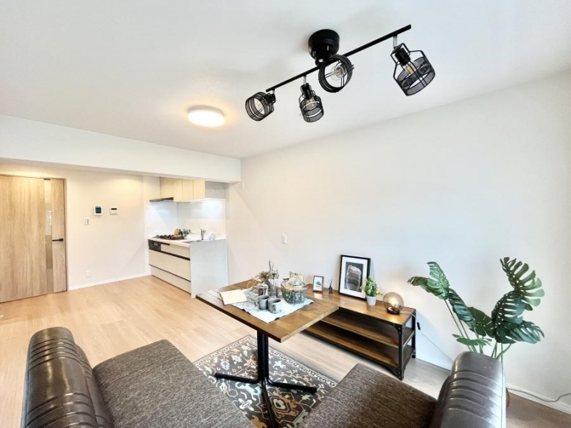 ���r���O�@���Ƒ��̓��₩�Șb�����ŕ�܂�閾�邢���r���O  