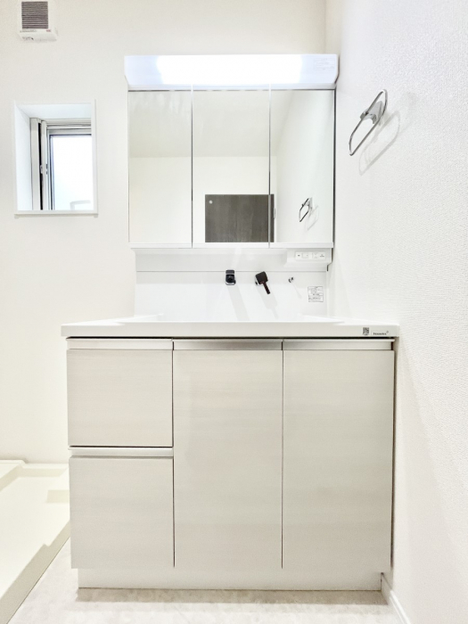 ���ʑ�E���ʏ��@�O�ʋ��̗��ɁA���ϕi��q���p�i�Ȃǂ����[�\�B���ʑ����������ƕۂ��܂��I  