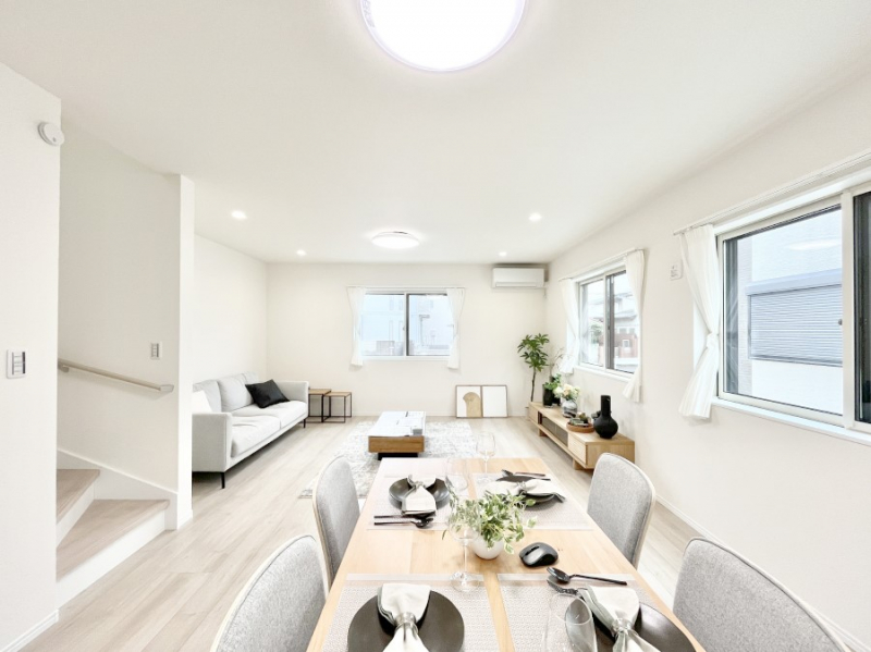 ���r���O�@���邢�z���������A�����̕��͋C�ɖ�������郊�r���O�E�_�C�j���O�B �@