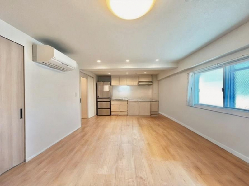 ���r���O�@���R������荞�܂�A�Ƒ��c���̏ꏊ�𖾂邭���o