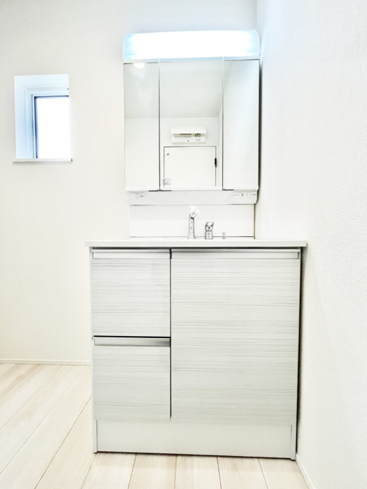 ���ʑ�E���ʏ��@�X�^�C�����O�ɕ֗��ȎO�ʋ��A�~���[�L���r�l�b�g�ōׂ������X�b�L��