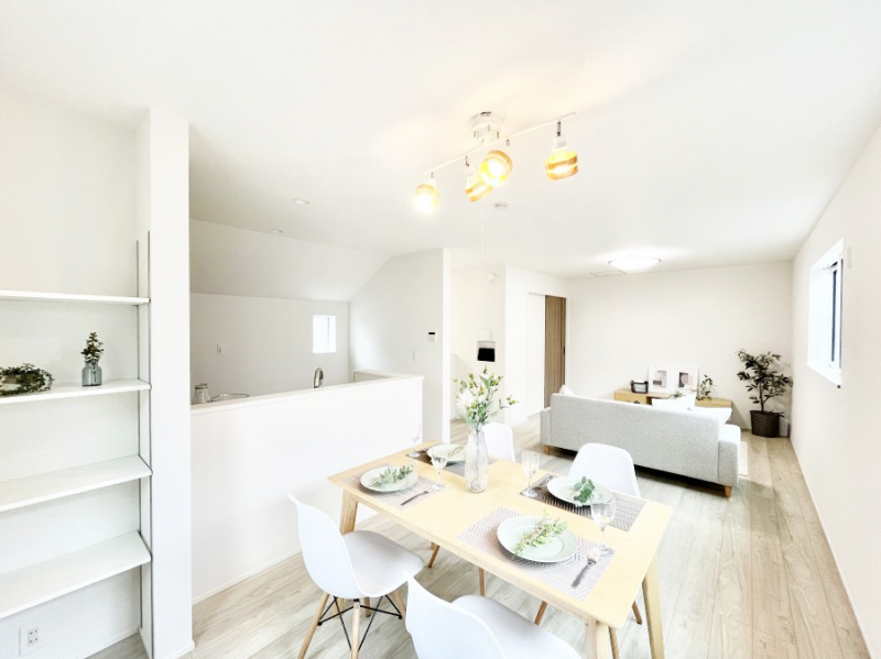 ���r���O�@���r���O�K�i�A������؂ȉƑ��ƃR�~���j�P�[�V�������Ƃ��Ƒ��v���̊Ԏ��