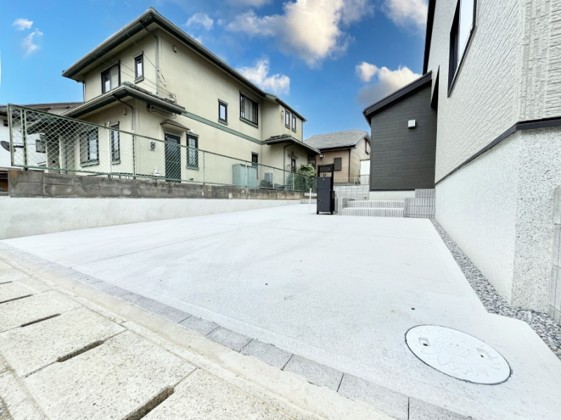 �@����3��\�I�}�Ȃ��q�l�̒��ԂɁB�܂��A���Ƒ��̎��]�ԃX�y�[�X�Ƃ��Ă��劈��B