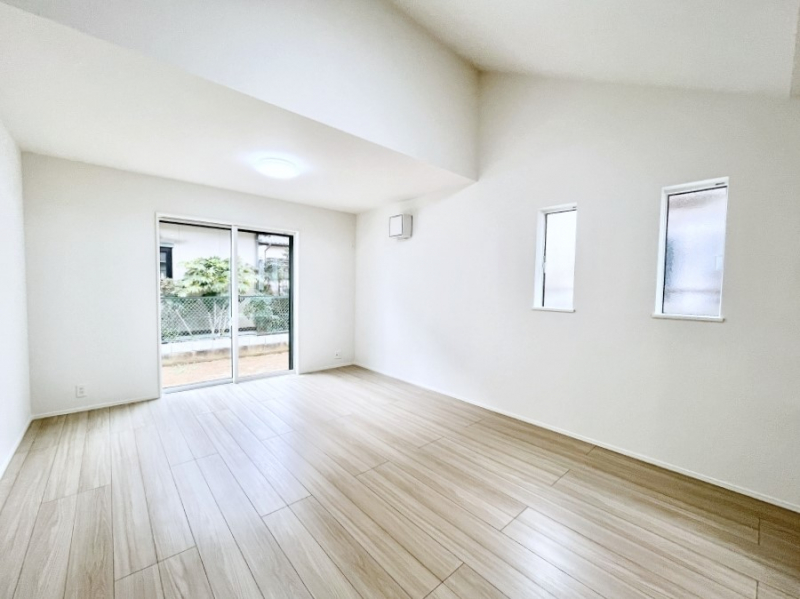 ���r���O�@���邢�z���������A�����̕��͋C�ɖ�������郊�r���O�E�_�C�j���O�B 