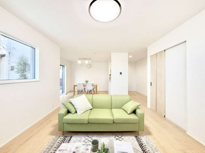 ���r���O�@�Ƒ��̘a�₩�ȉ�b���������Ă������B�J�����̂��郊�r���O�ł��B