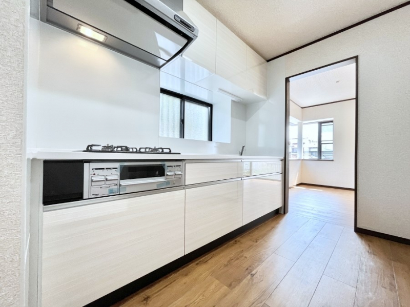 �L�b�`���@���r���O�̗l�q�������Ȃ������ƂɏW���ł��锼�Ɨ��^�L�b�`��