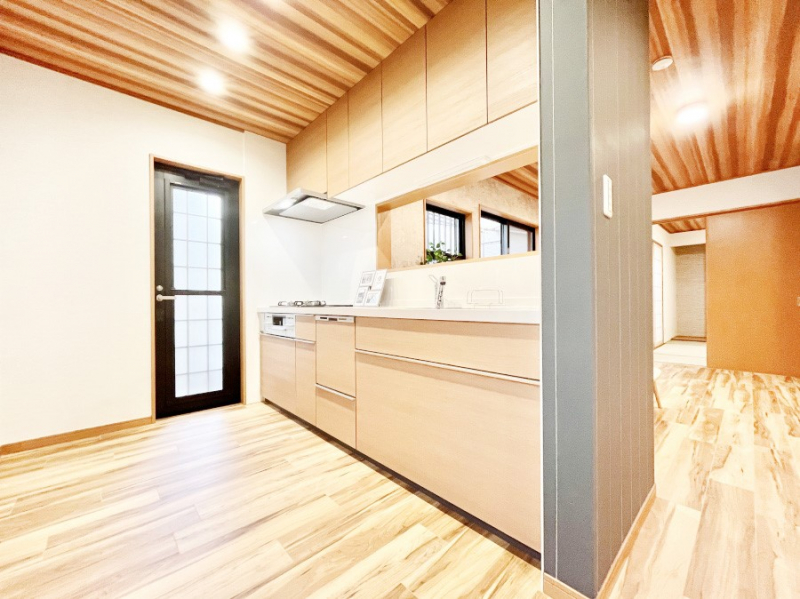 �L�b�`���@���Ƒ��̉�b�e�ޑΖʃL�b�`���B���������̃p�p�}�}�����Ƒ��Ɖ߂������Ԃ����������I