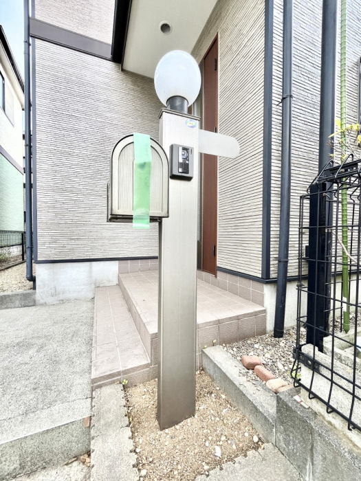 ���̑��@�\�D�E�C���^�[�z���E�|�X�g���ЂƂɏW��B�G���g�����X�ɂȂ��ރV���v���f�U�C���B