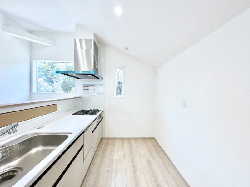 �L�b�`���@�u�₩�ȕ����ʂ蔲����L�b�`���B��������̂Ŗ��邭���C�ɂ��𗧂��܂��B