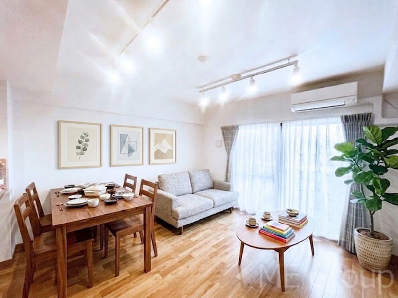 ���r���O�@�Ƒ��̘a�₩�ȉ�b���������Ă������B�J�����̂��郊�r���O�ł��B���Ƌ��CG�ł�  