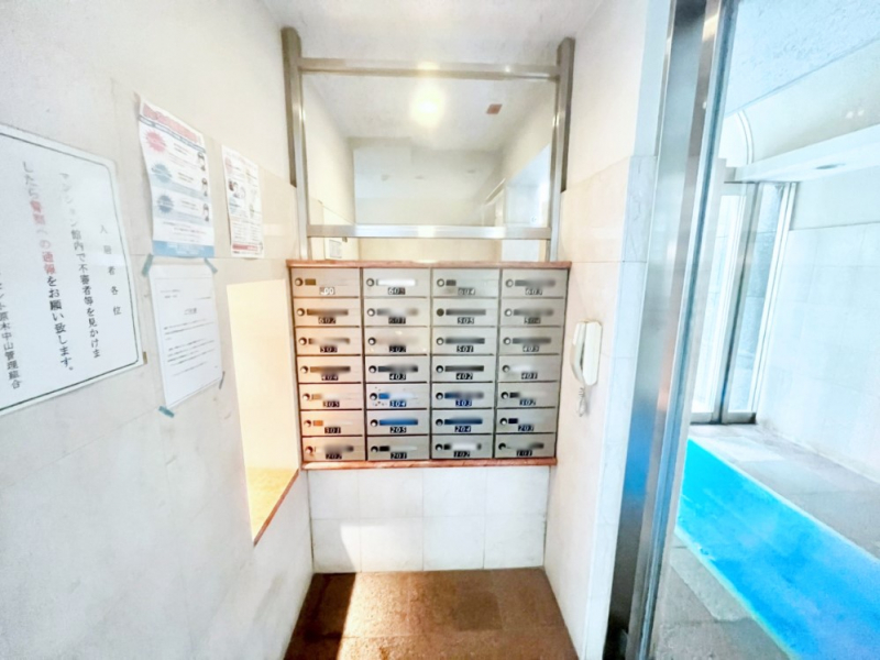 ���̑��@�|�X�g�̓G���g�����X���ɂ���̂ŉJ�ɔG�ꂸ�X�ւ��󂯎��܂��ˁI