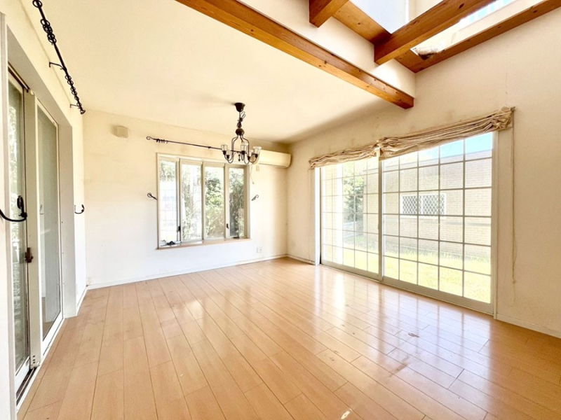 ���r���O�@���邢�z���������A�����̕��͋C�ɖ�������郊�r���O�E�_�C�j���O�B 