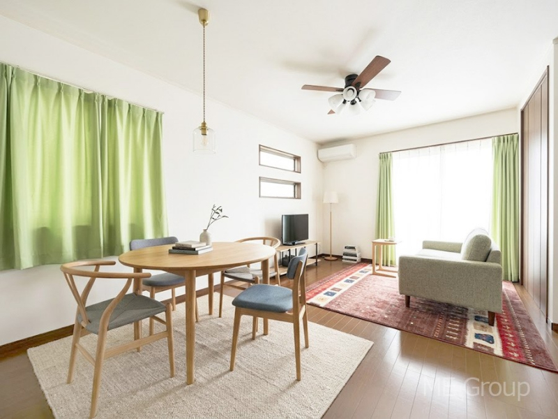 ���r���O�@�Ƒ��̘a�₩�ȉ�b���������Ă������B�J�����̂��郊�r���O�ł��B���Ƌ��CG�ł�  