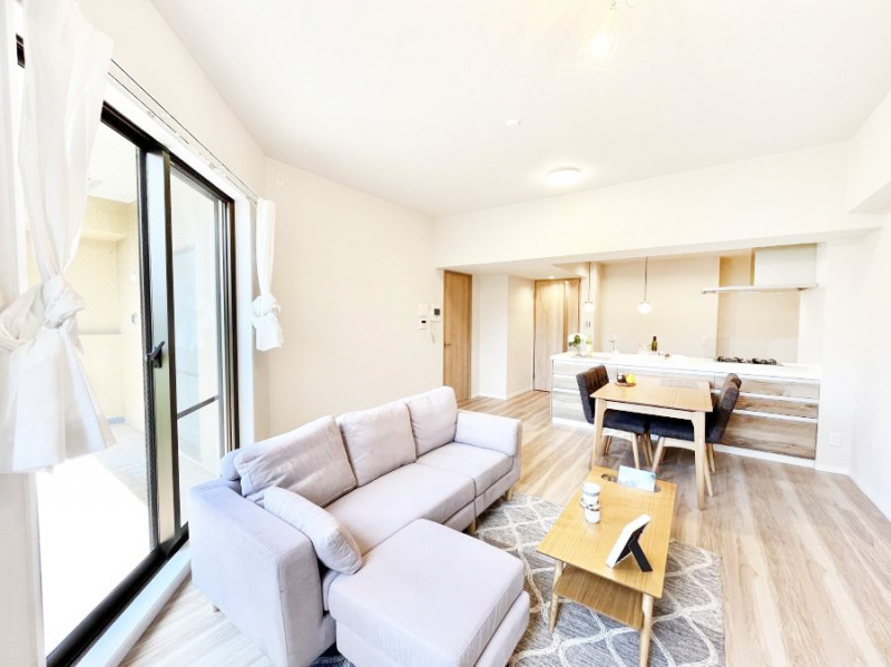 ���r���O�@�Ƒ��̘a�₩�ȉ�b���������Ă������B�J�����̂��郊�r���O�ł��B  