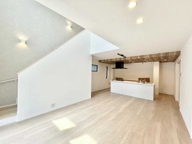 ���̑����ρ@�Ƒ��̏Ί炪���R�Ɛ��܂�Ă���A����ȕ��͋C�̃_�C�j���O�Ɏd�オ���Ă��܂�