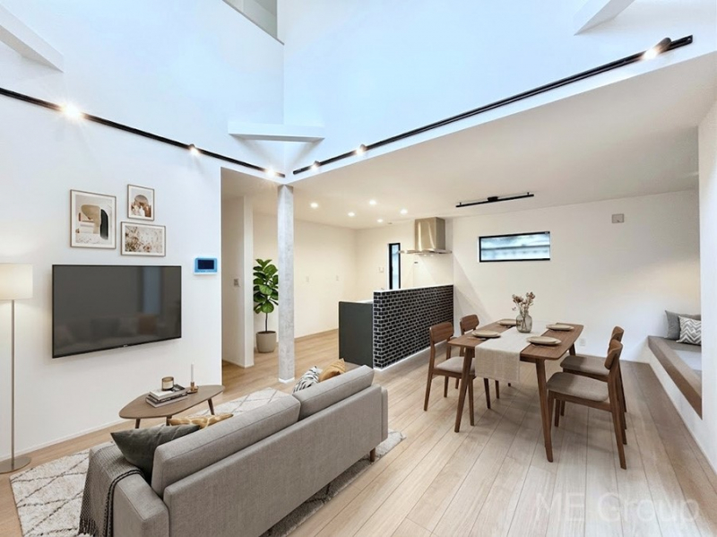 ���r���O�@�㕔�͐������I���R������荞�܂�A�Ƒ��c���̏ꏊ�𖾂邭���o�@���Ƌ��CG�ł�