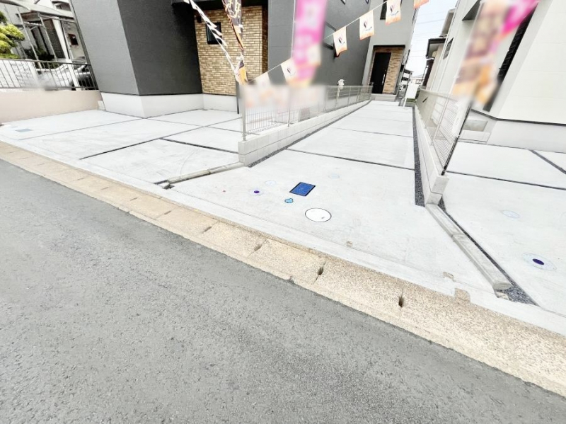 �@����2��\�I�}�Ȃ��q�l�̒��ԂɁB�܂��A���Ƒ��̎��]�ԃX�y�[�X�Ƃ��Ă��劈��B