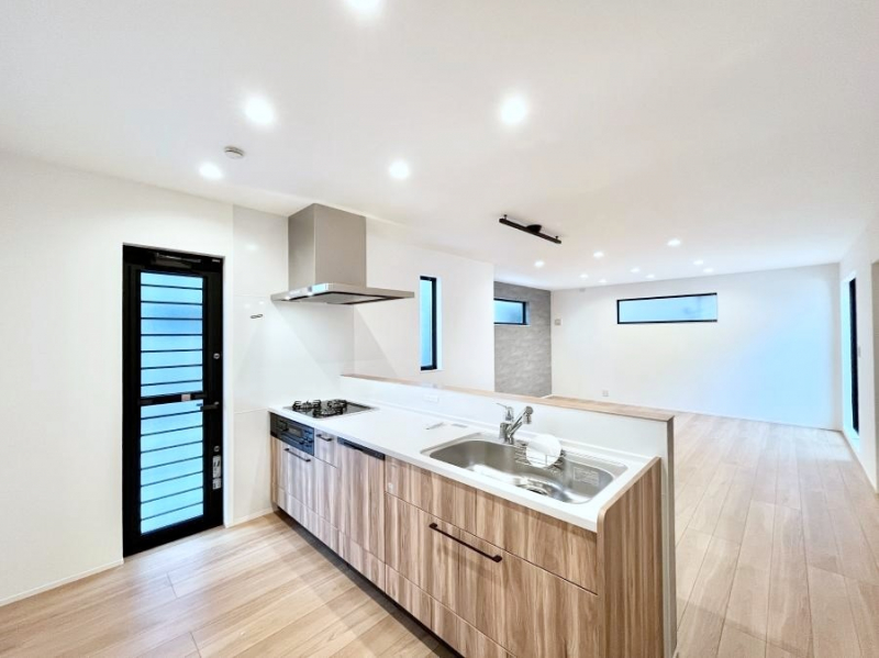 �L�b�`���@���r���O�ŗV�Ԃ��q�l�������Ȃ��炨�������ł���ΖʃL�b�`���B  