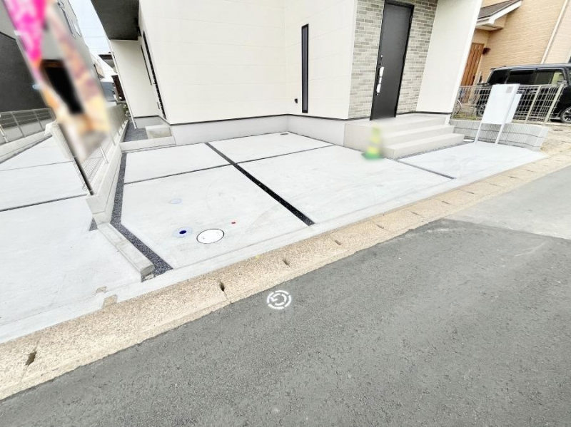 �@����2��\�I�}�Ȃ��q�l�̒��ԂɁB�܂��A���Ƒ��̎��]�ԃX�y�[�X�Ƃ��Ă��劈��B