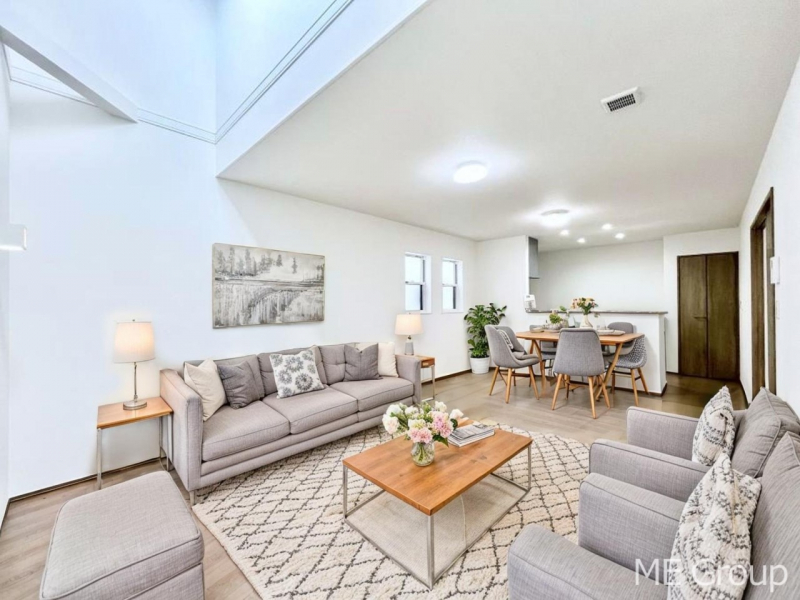 ���r���O�@�Ƒ��̘a�₩�ȉ�b���������Ă������B�J�����̂��郊�r���O�ł��B ���Ƌ��CG�ł�